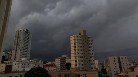 Foto mostra paisagem com tempo nublado em Belo Horizonte