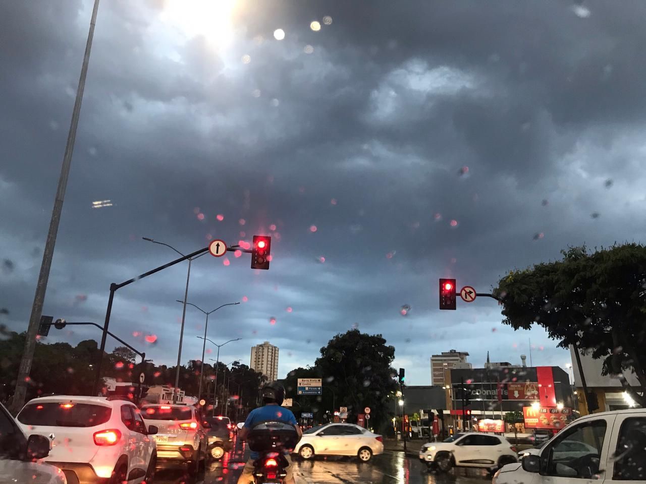BH entra em alerta para pancadas de chuva e rajadas de vento até terça