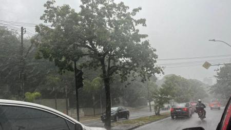 Foto mostra tempo chuvoso em Belo Horizonte
