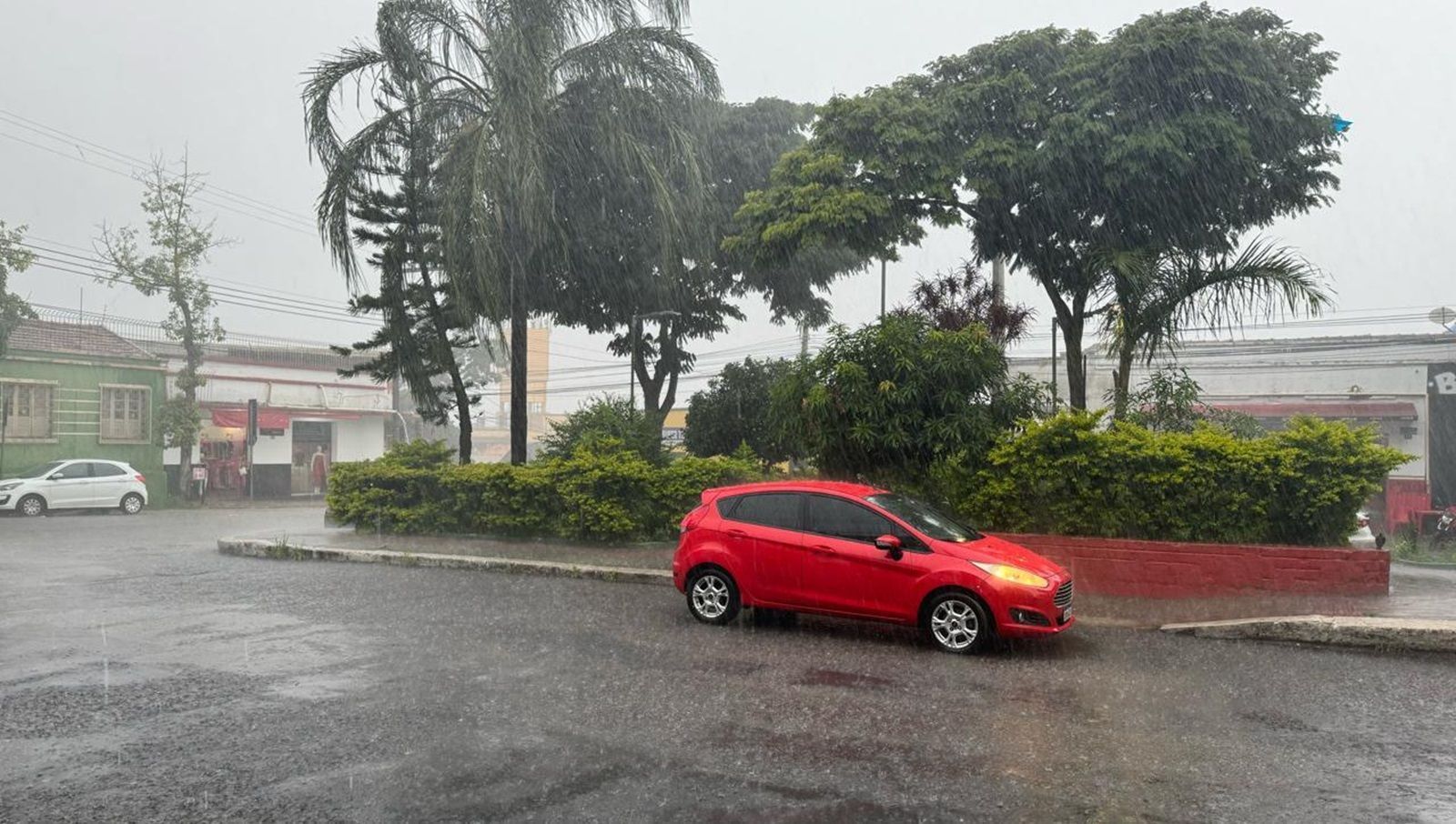 BH tem chuva muito forte nesta quinta (7) e vias são fechadas por risco de alagamento