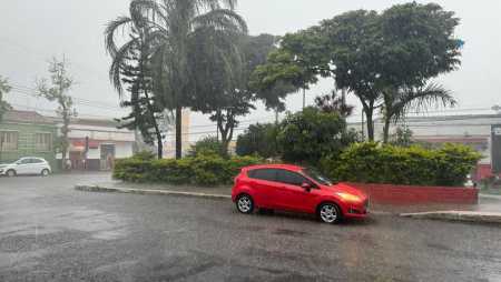 Foto mostra chuva na Praça 15 de Junho, no bairro Santo André, em Belo Horizonte