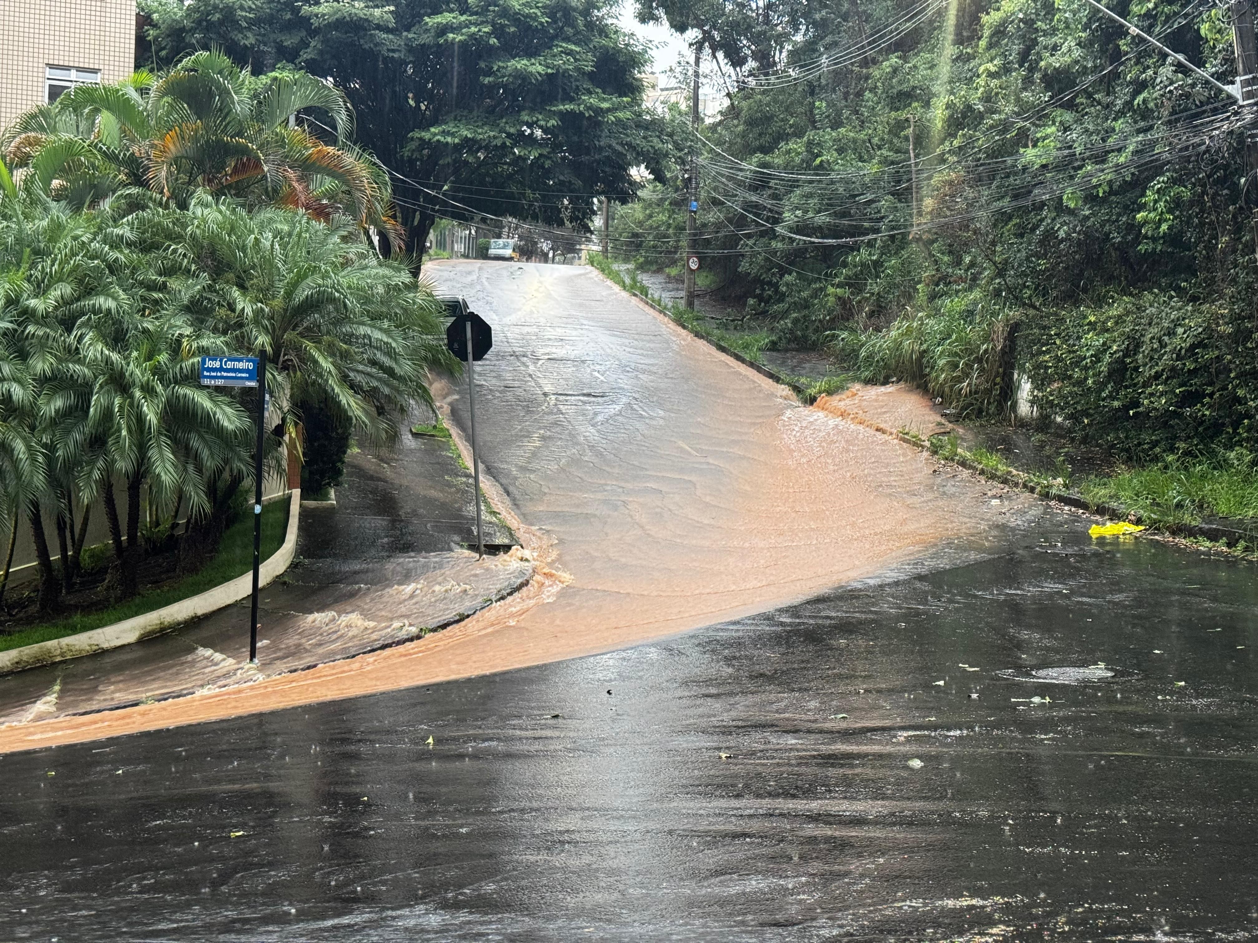 Defesa Civil alerta para chuva de 50 mm com raios e ventos de até 50 km/h em BH