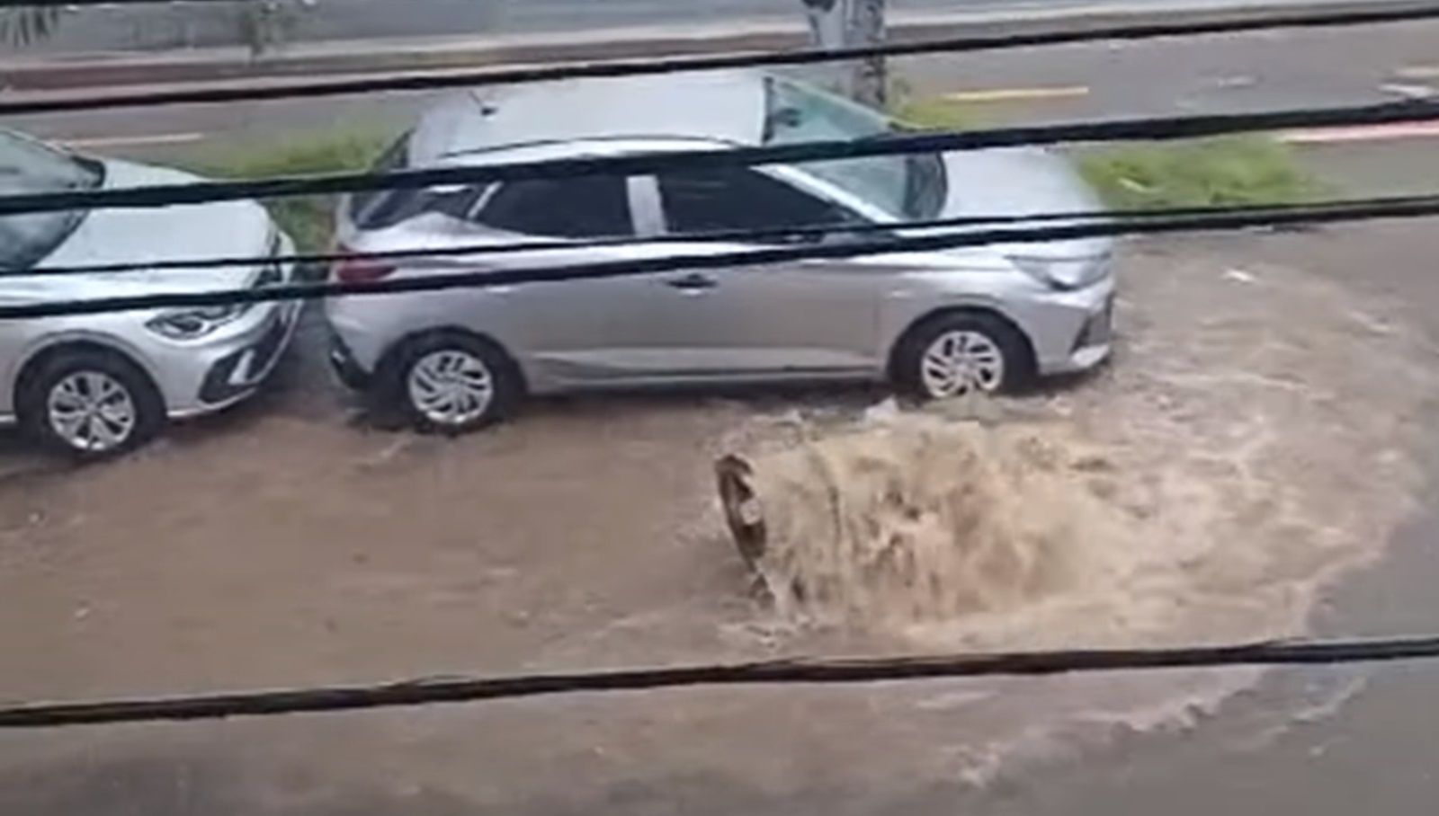 Vídeo: bueiro estoura e forma 'chafariz' em avenida durante forte chuva em BH