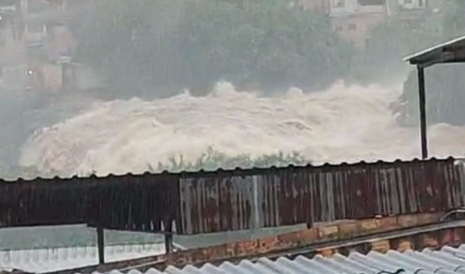 Vídeo impressionante mostra 'cachoeira' do Córrego do Onça durante chuva em BH