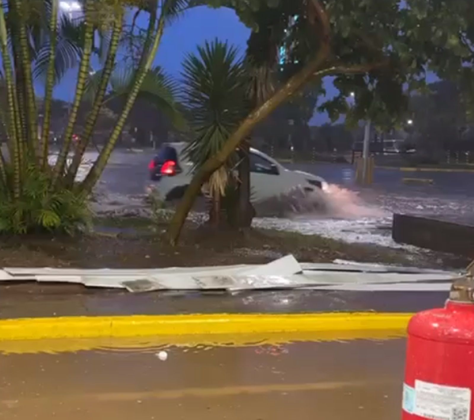 Vídeo: Belo Horizonte tem chuva forte e temporal alaga ruas na Grande BH