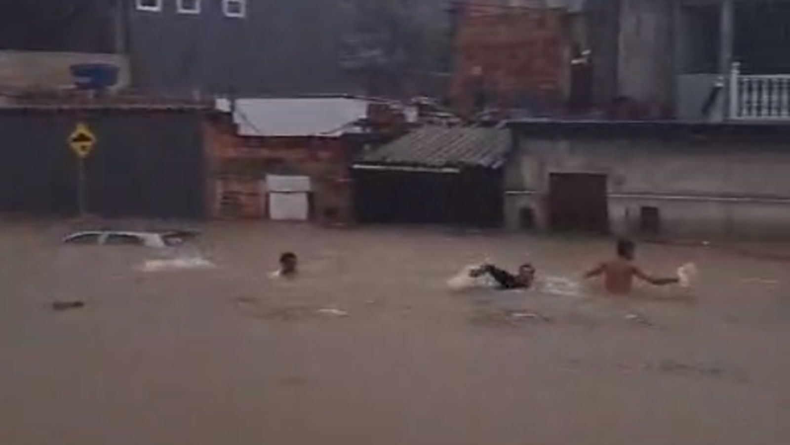 Vídeo: chuva na Grande BH 'transforma' ruas em rios e obriga moradores a 'nadar'