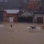 Vídeo: chuva na Grande BH 'transforma' ruas em rios e obriga moradores a 'nadar'