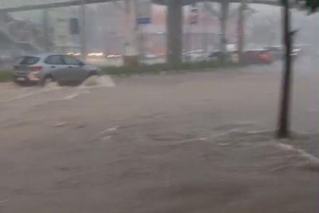 Foto mostra trecho alagado da avenida Cristiano Machado, na regional Nordeste de Belo Horizonte