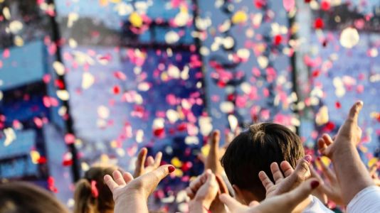 Chuva de pétalas de rosa é um dos eventos mais esperados da exposição