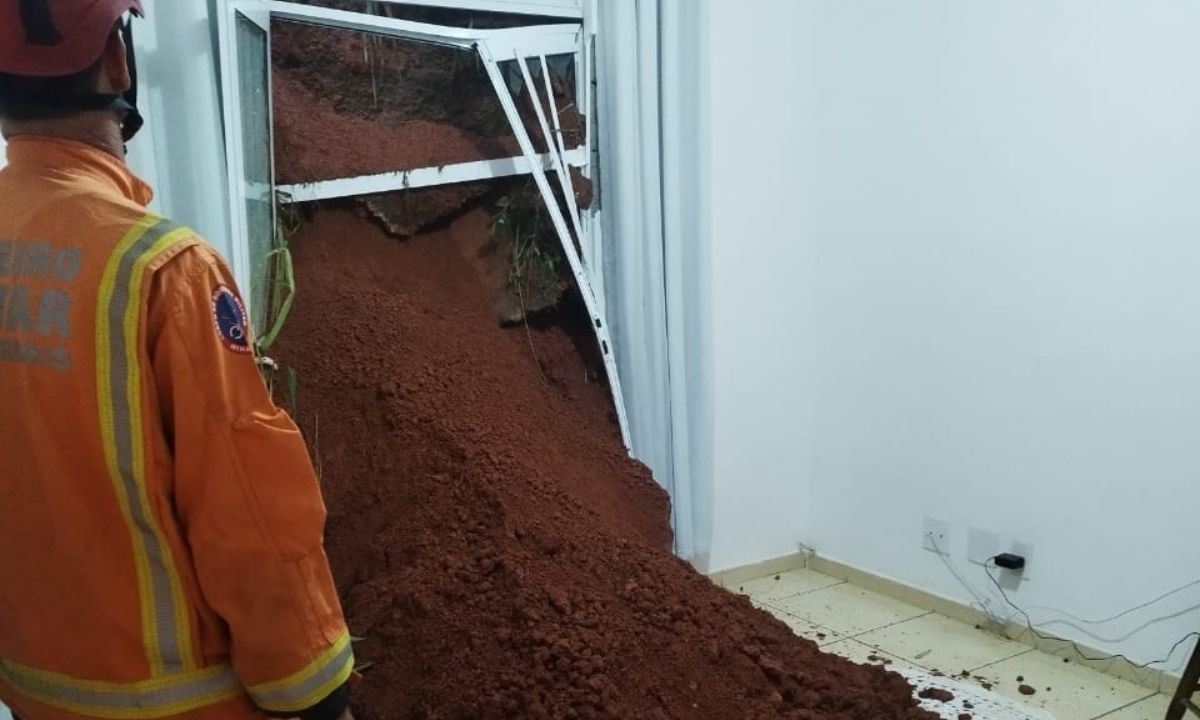 Deslizamento de barranco atinge cômodos em apartamentos de prédio em Juiz de Fora
