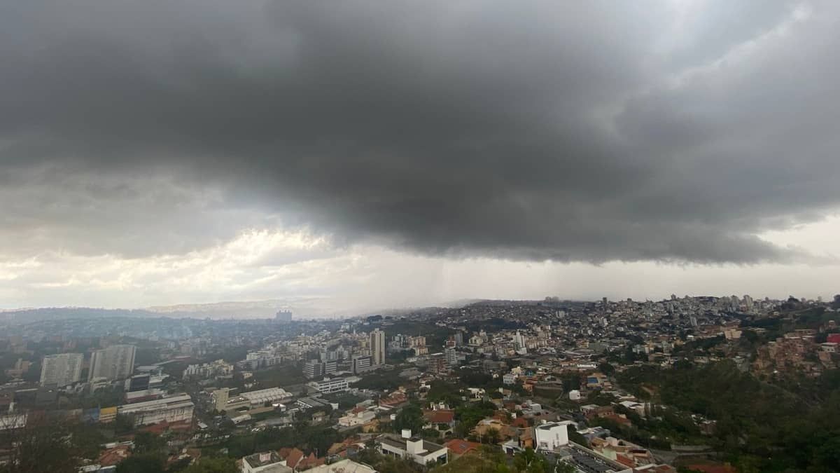 Mais de 360 cidades de Minas Gerais estão sob alerta de chuvas intensas até este domingo; confira lista