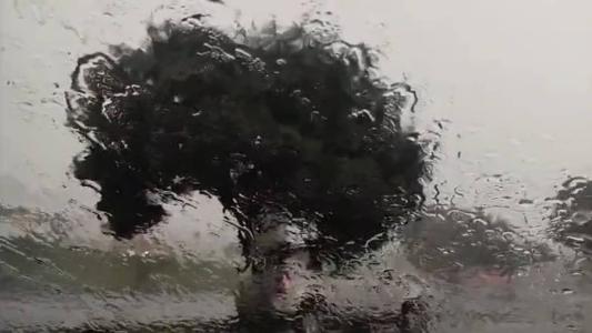 Chuva e ventos intesos obrigam carros a pararem e atrapalha movimento nas ruas de BH