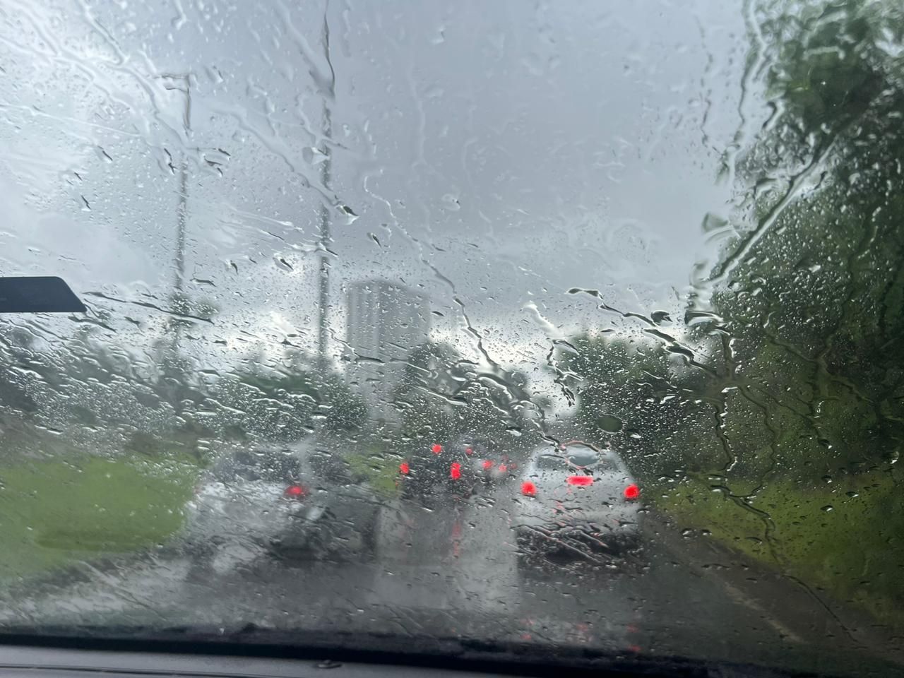 Vídeo: BH registra chuva forte na tarde desta quinta (21); veja recomendações
