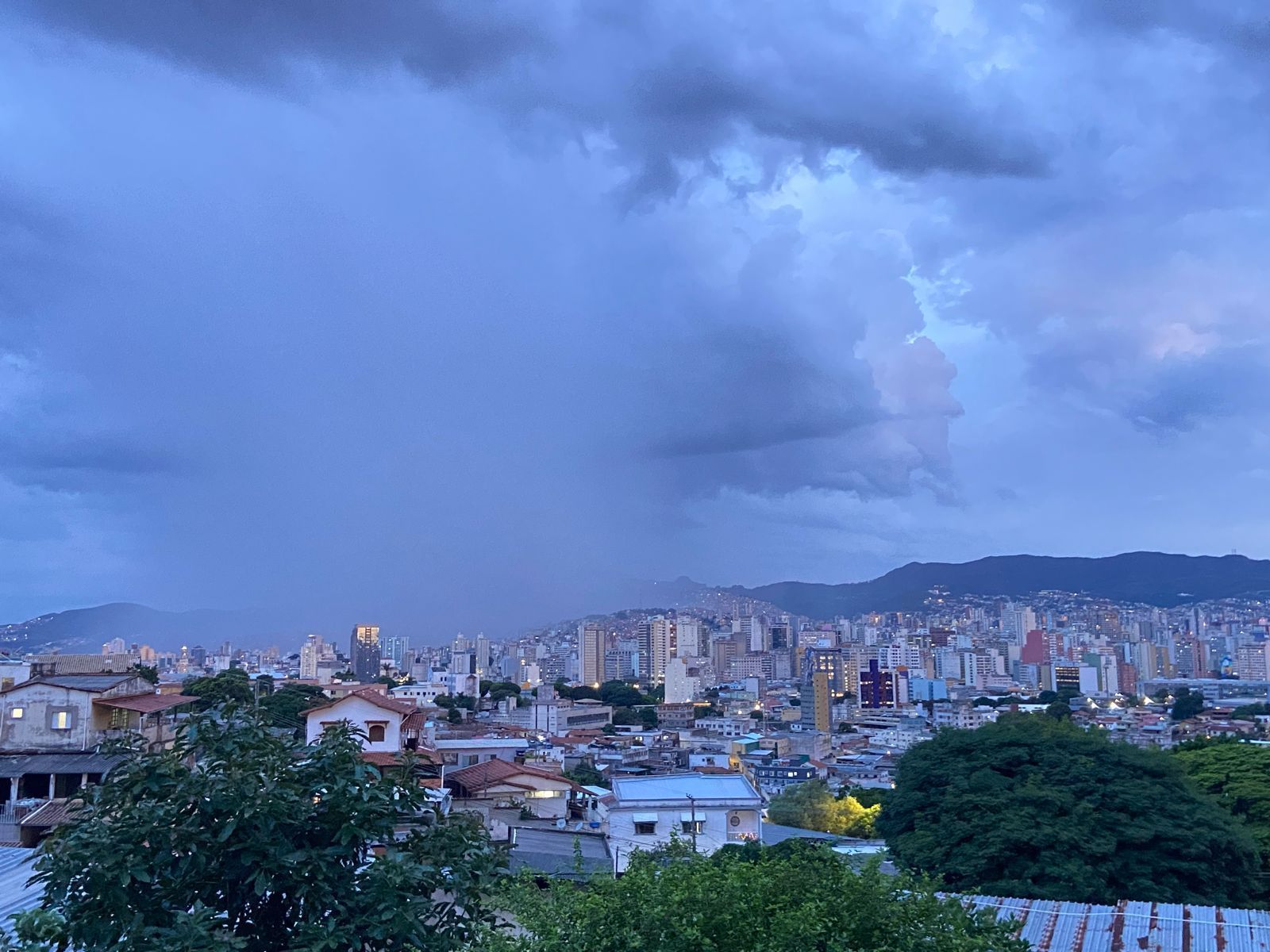 Previsão do tempo: após recorde de frio, BH deve ter chuva nos próximos dias; saiba quando