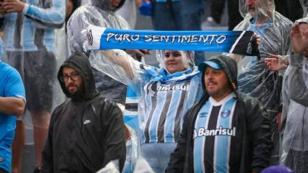 Chuva em Porto Alegre adia treino com torcida no Grêmio