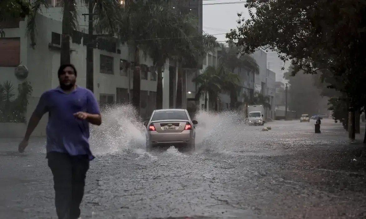 Defesa Civil emite alerta de  novos vendavais para SP; veja locais