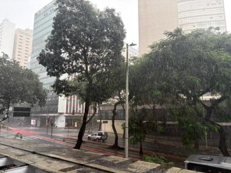Chuva forte atinge BH e Defesa Civil alerta para risco geológico até quarta-feira (25)