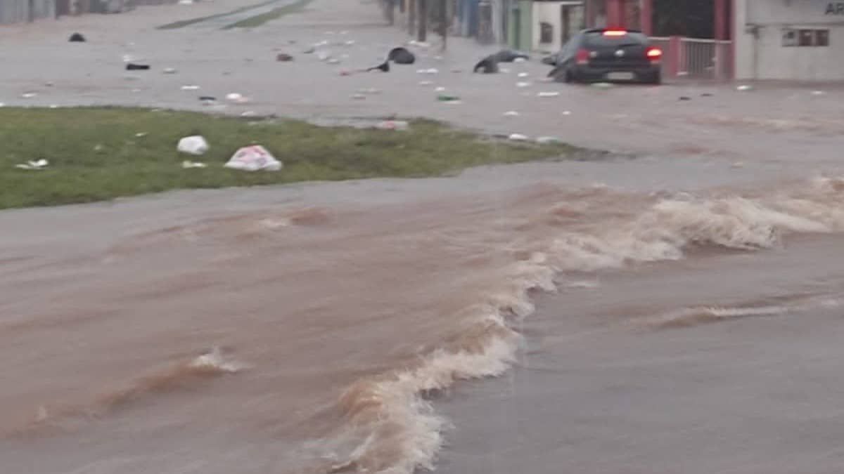 Vídeo: forte chuva causa enchentes e arrasta carros em Araxá