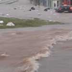 Vídeo: forte chuva causa enchentes e arrasta carros em Araxá