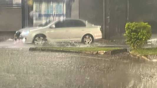Chuva forte atingiu a cidade nessa sexta e persistiu durante madrugada