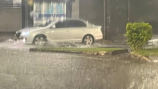Chuva forte atingiu a cidade nessa sexta e persistiu durante madrugada