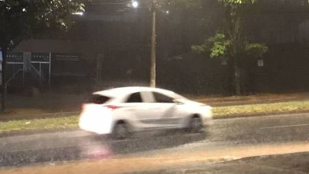 Chuva forte na avenida Barão Homem de Melo, no Estoril