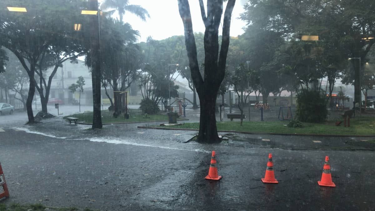Chove forte em algumas regiões de Belo Horizonte