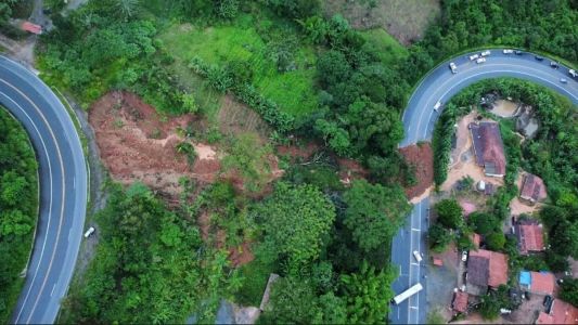 Chuva forte provocou deslizamento de terra no fim de semana
