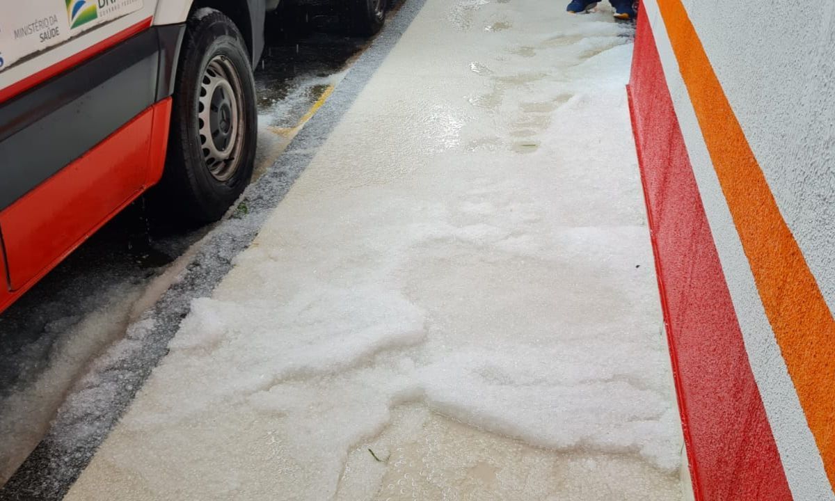 Juiz de Fora registra ventos de 98,6 km durante chuva com queda de granizo