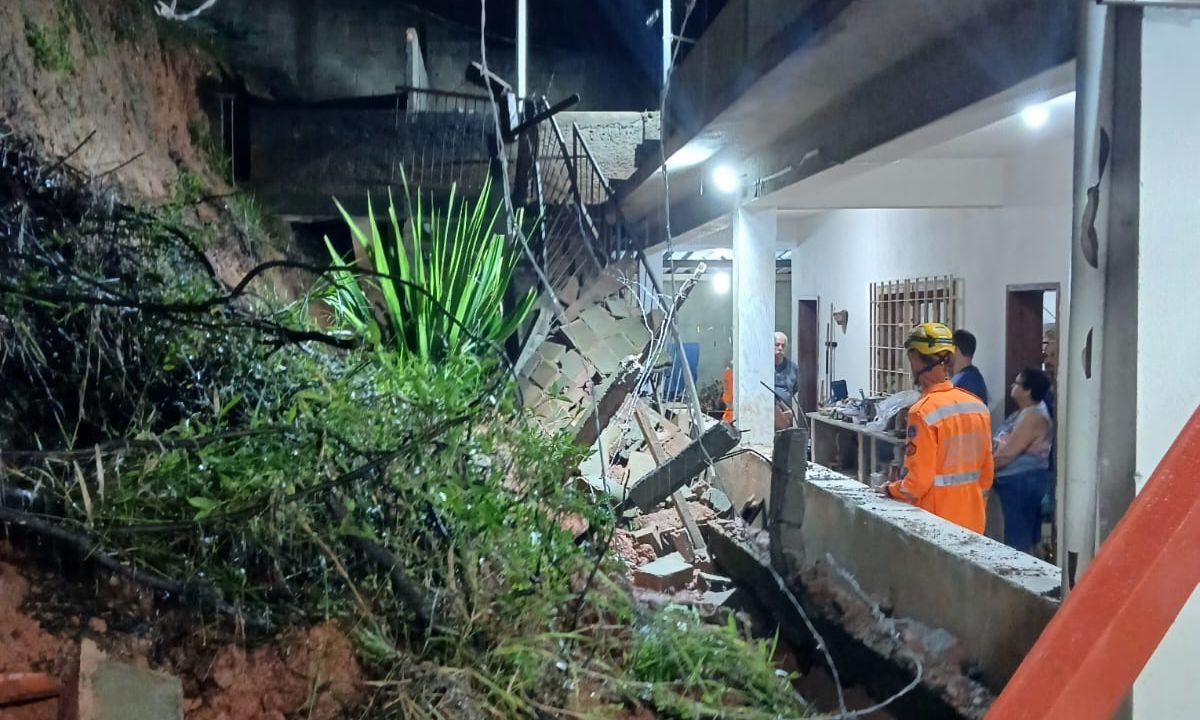Após chuva, queda de barranco atinge varanda de casa em Juiz de Fora