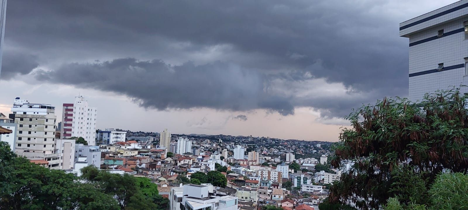 Inmet alerta para risco de chuva de até 50 mm para BH e outras 350 cidades; lista