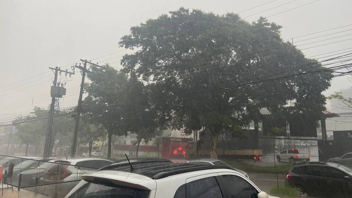 Em quatro horas, chove mais da metade da média histórica do mês em região de BH