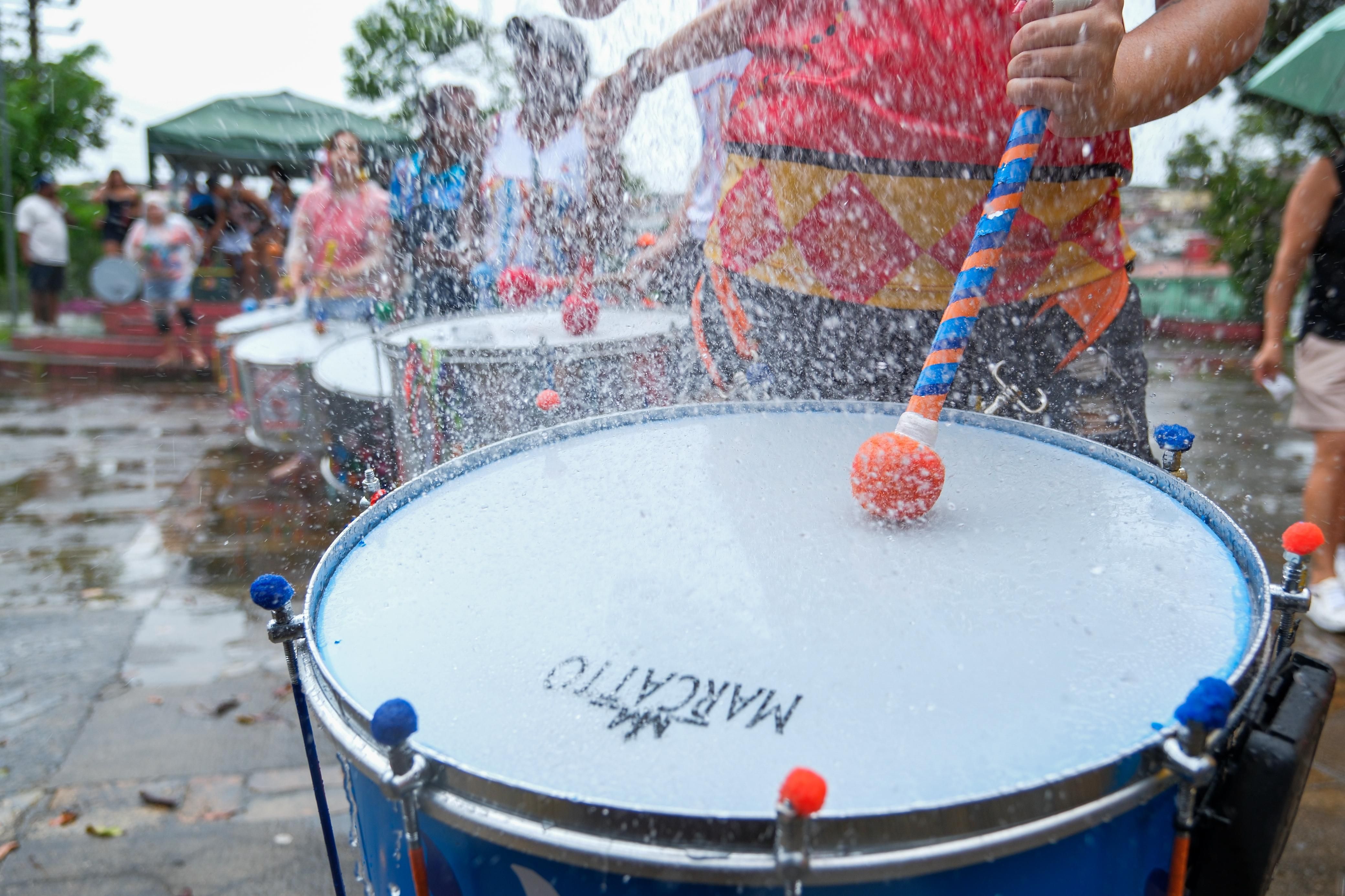 Chuva não desanima e foliões seguem com festa no bloco 'Garota Eu Vou Pro Califórnia'; veja fotos