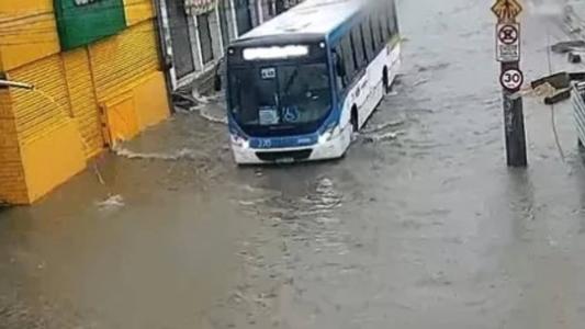 Chuva no Recife: escolas, universidade e tribunais suspendem atividades