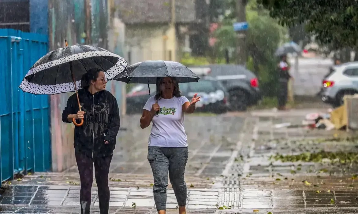 Previsão do tempo: veja os estados em alerta laranja para perigo de tempestade
