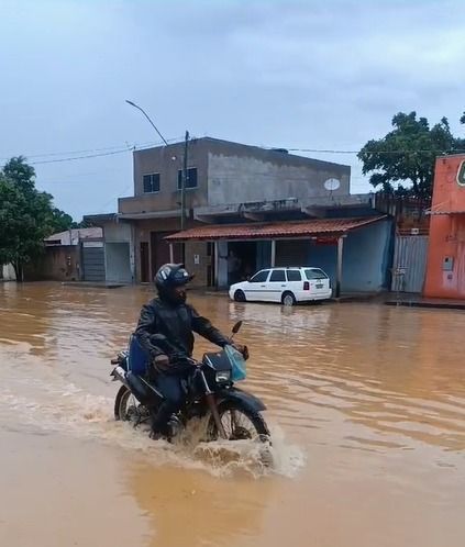 Vídeo: alagamento causa morte e acidentes em cidade mineira ilhada pela chuva