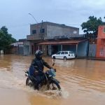 Vídeo: alagamento causa morte e acidentes em cidade mineira ilhada pela chuva