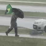 Chuva forte atrapalha chegada de manifestantes ao ato de Nikolas em Brasília