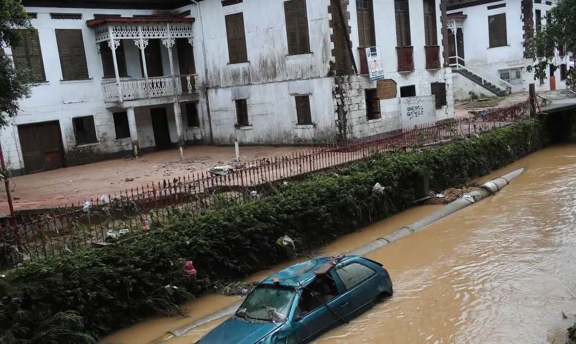 RJ: chuva forte dá trégua, mas risco de deslizamento ainda é 'muito alto'