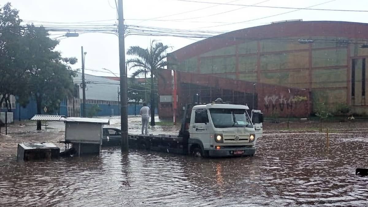 Veja vídeos das chuvas em BH, Contagem e região neste domingo (19)