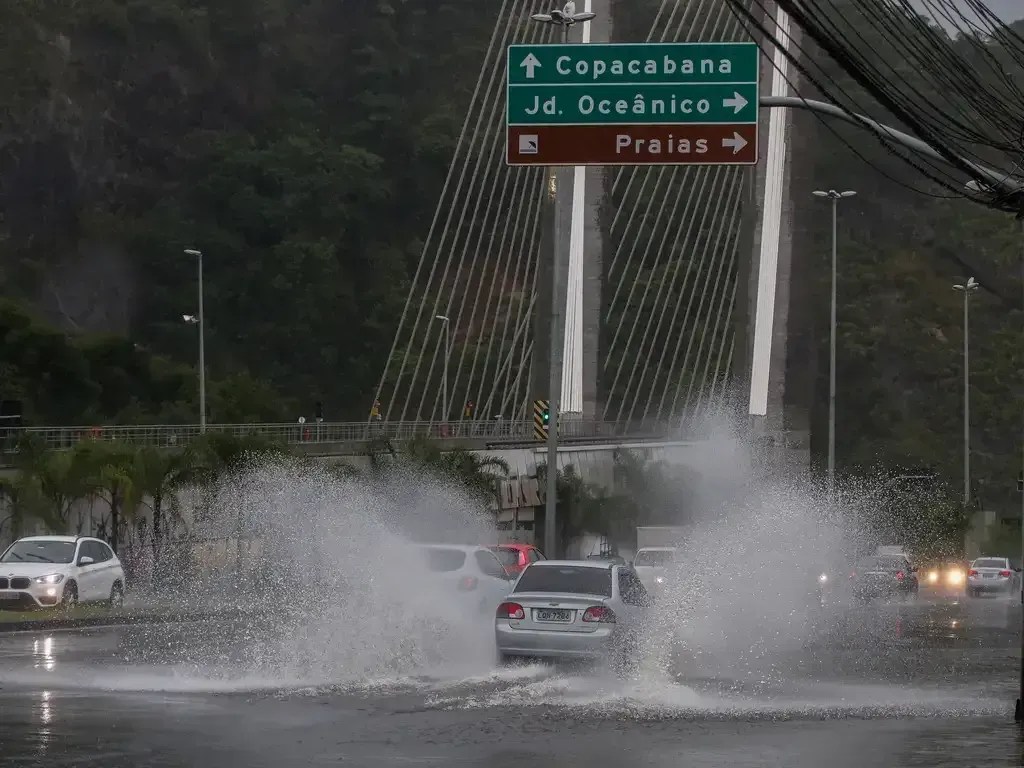RJ tem alerta de chuva intensa para 71 cidades em meio à onda de calor