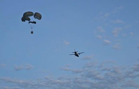 Foto mostra avião da Força Aérea Brasileira (FAB) lançando mantimentos no Rio Grande do Sul