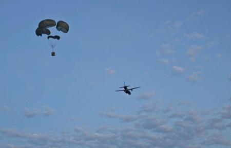 Foto mostra avião da Força Aérea Brasileira (FAB) lançando mantimentos no Rio Grande do Sul