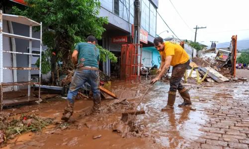 Foto mostra equipe trabalhando em meio a chuva no Rio Grande de Sul