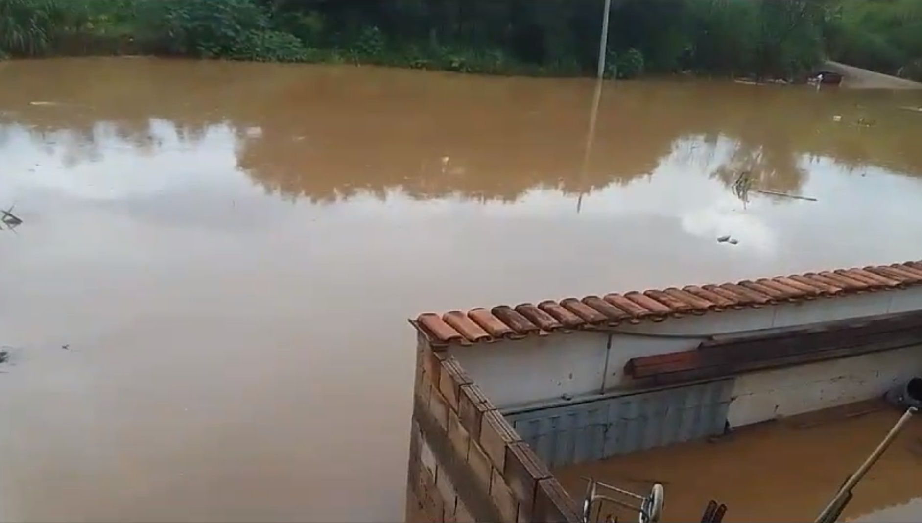 Vídeo: moradores ficam ilhados após alagamento na Grande BH: 'precisamos de ajuda'