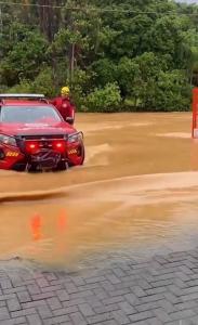 Ruas ficaram alagadas durante o temporal nesta segunda-feira (24)