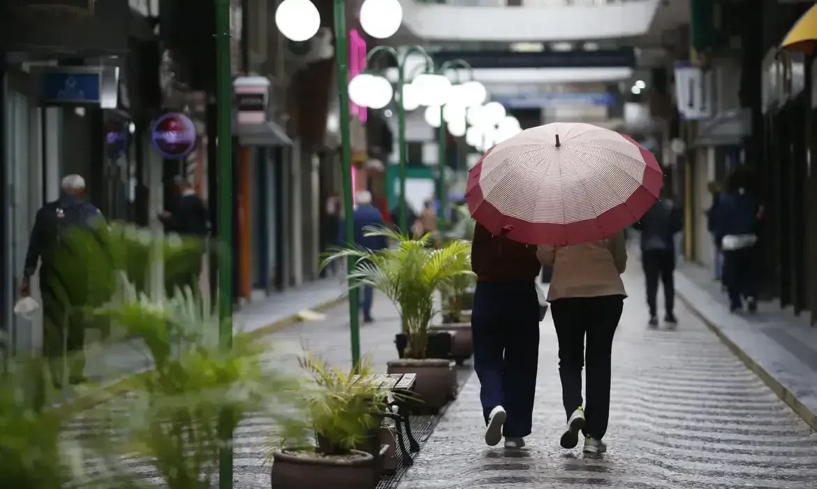 São Paulo terá domingo de extremos, com calorão, frente fria, ventos de até 80 Km/h e gabinete de crise