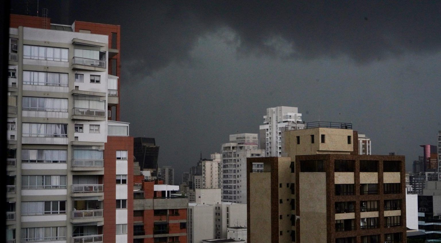 Chuvas intensas: veja lista das 176 cidades de MG sob alerta do Inmet nesta terça (30)
