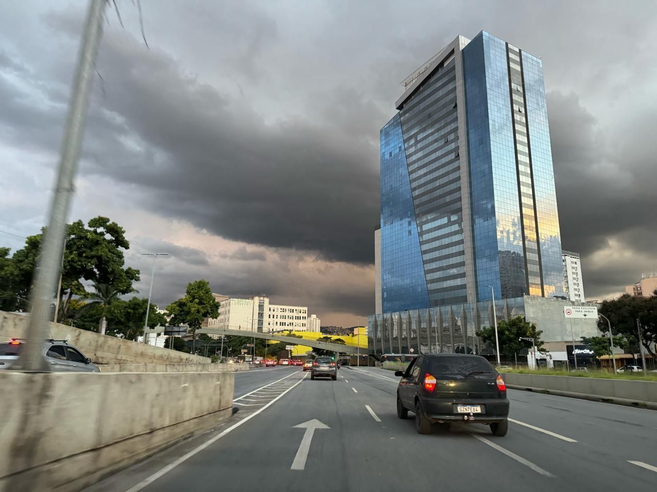 Previsão do tempo: Defesa Civil de BH emite alerta de pancadas de chuva, raios e ventos