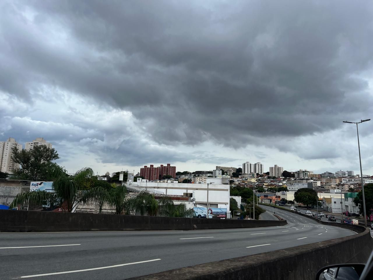 Aviso de tempestade e granizo: 34 cidades de MG estão em alerta para chuva forte
